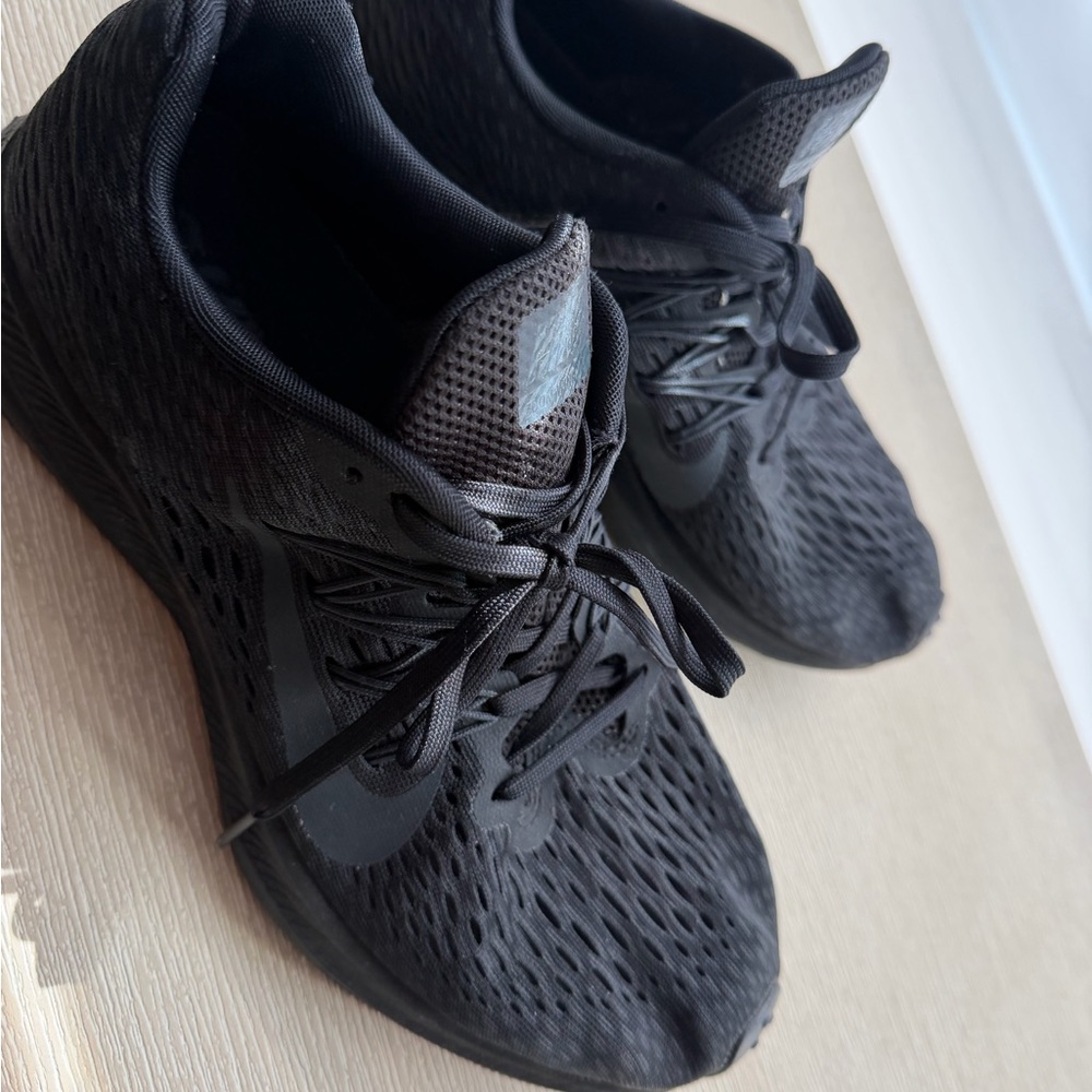 Nike Men’s Black Mesh Athletic Sneakers